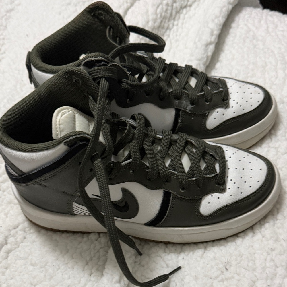 Nike Women's Sneakers in White and Dark Green